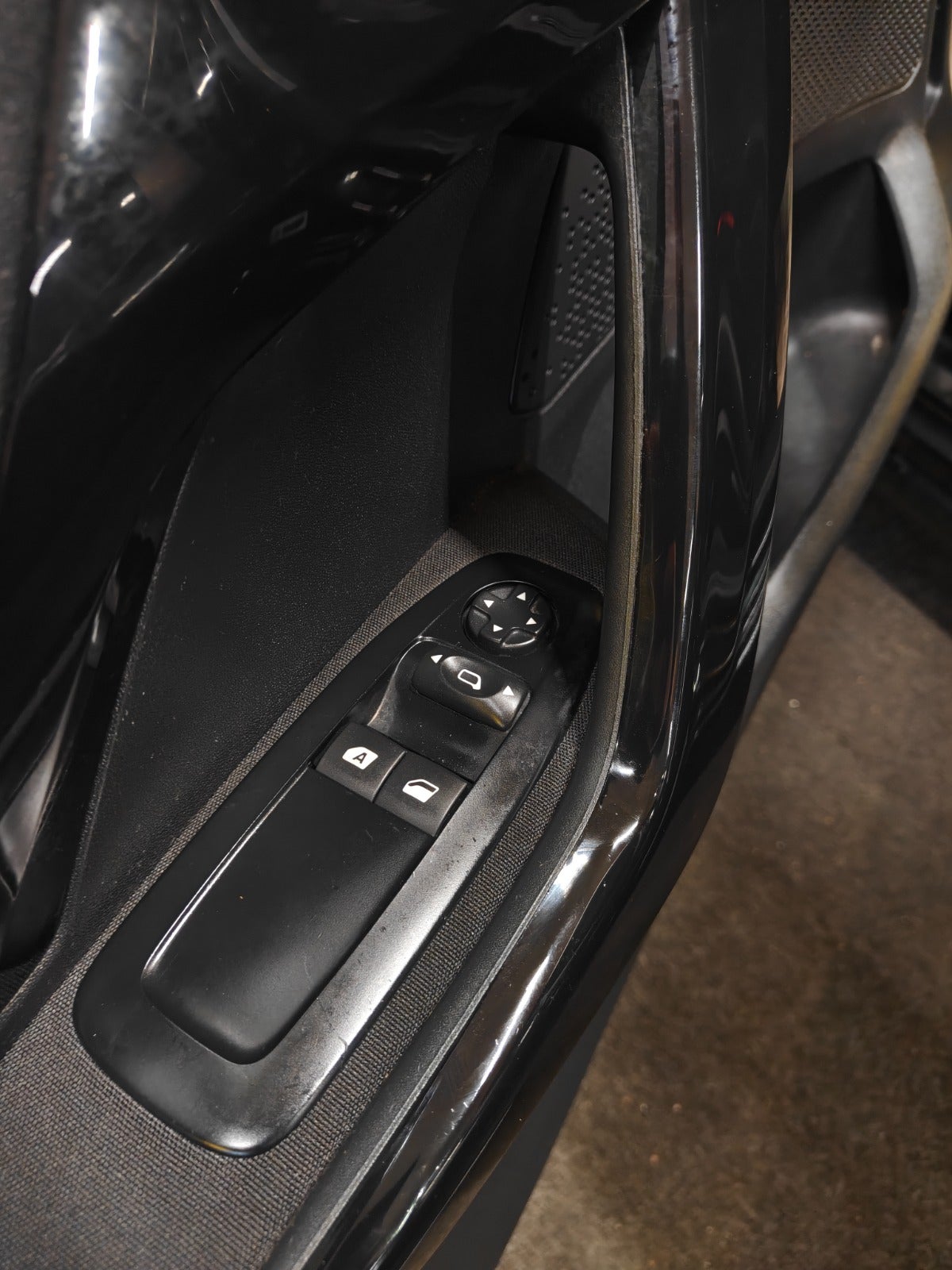 Billede af Peugeot 208 1,2 VTi 82 Allure Sky