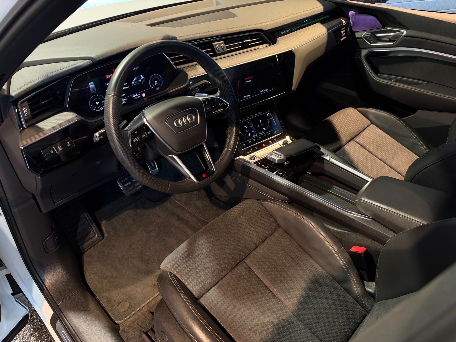 Audi Q8 e-tron 55 S-line Sportback quattro 5d - 7