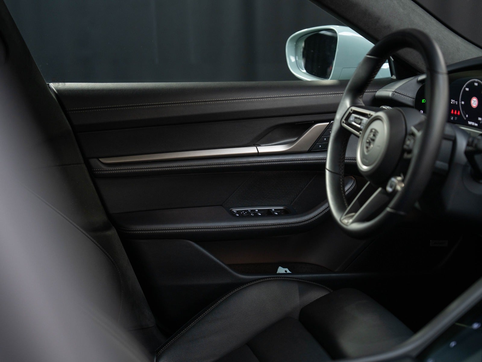 Gallery image 16 of 18