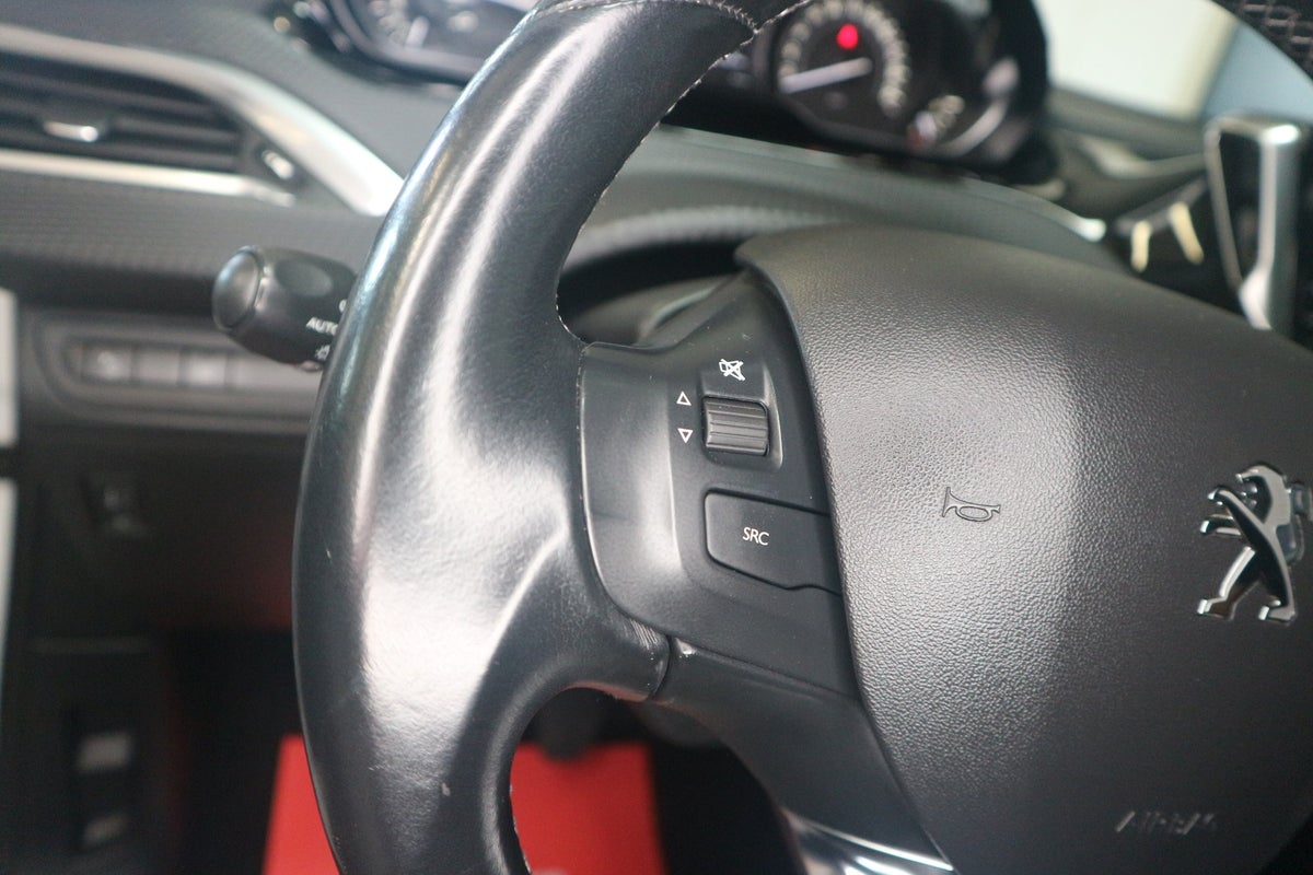 Peugeot 208 PureTech 82 Allure Sky