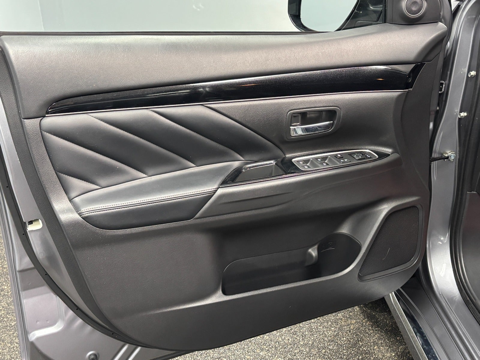 Billede af Mitsubishi Outlander 2,4 PHEV Invite CVT 4WD