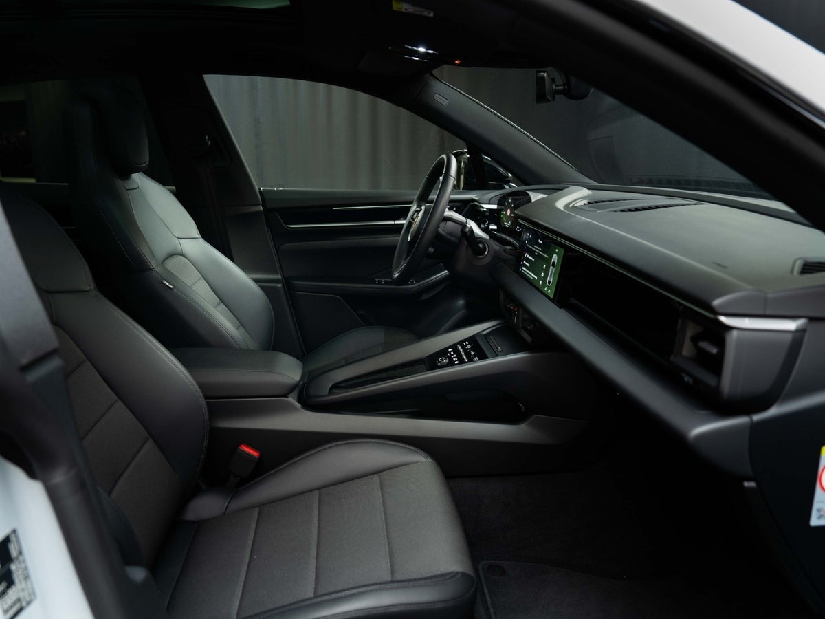 Gallery image 16 of 18