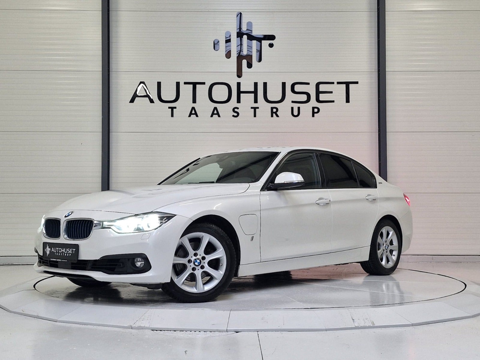 BMW 330e 2016