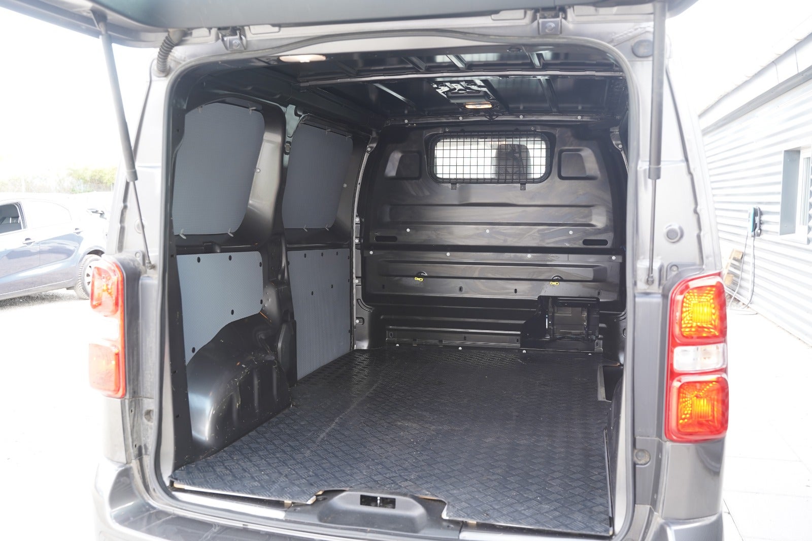 Billede af Peugeot Expert 2,0 BlueHDi 177 L2 Premium EAT8 Van