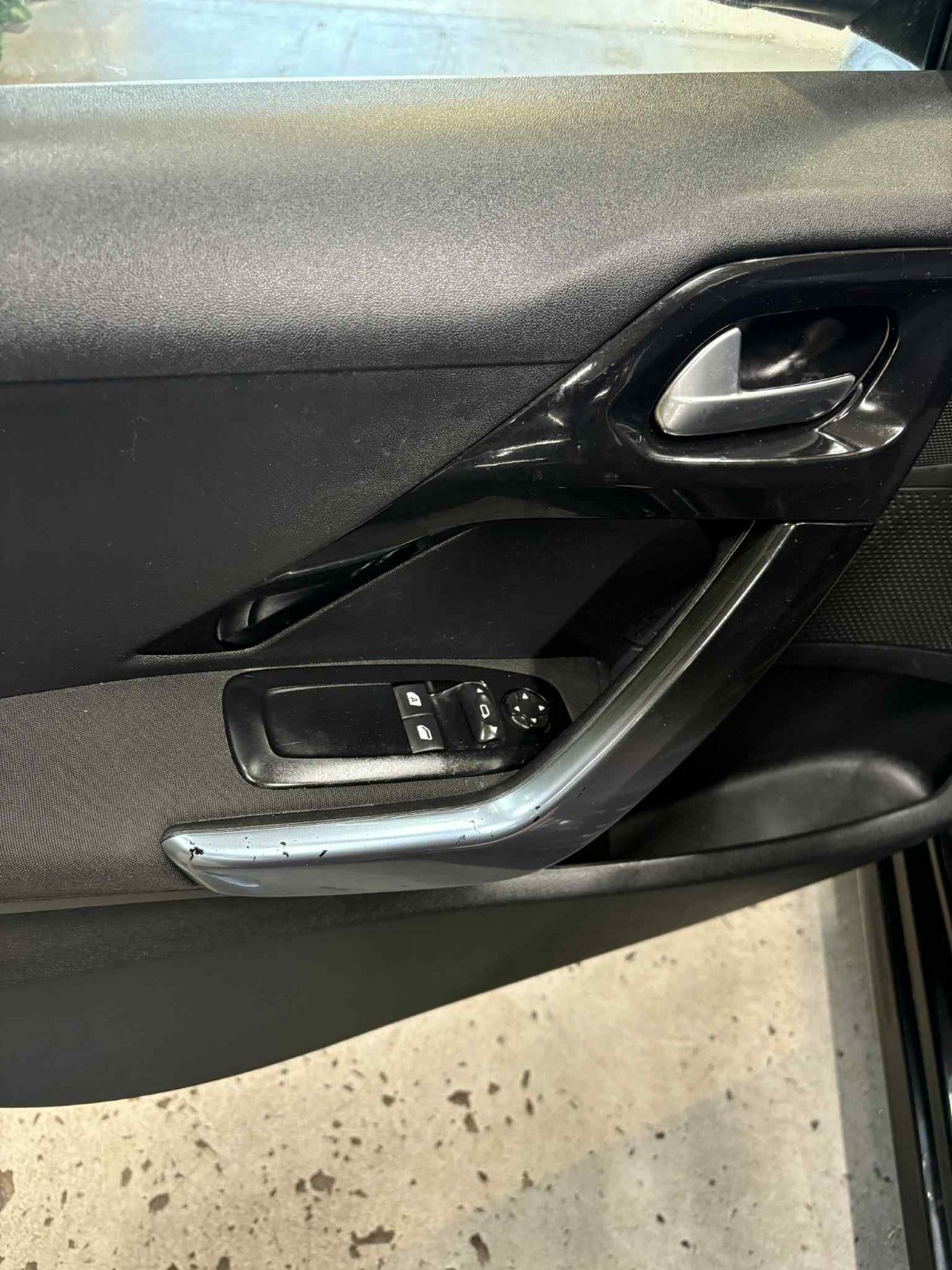 Billede af Peugeot 208 1,2 VTi Allure Sky