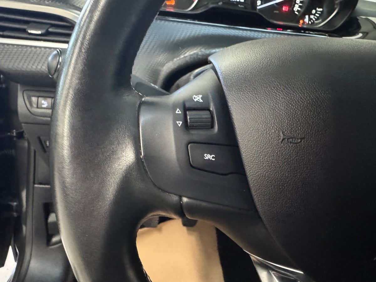 Peugeot 208 PureTech 82 Allure Sky