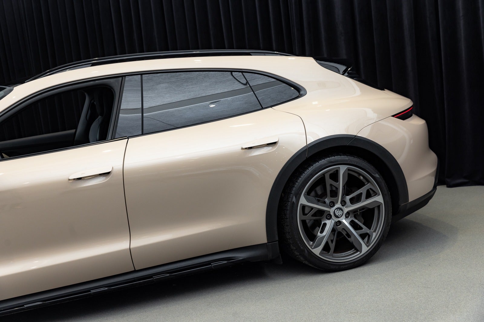 Gallery image 7 of 19