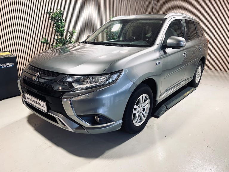 Mitsubishi Outlander PHEV Invite+ CVT 4WD