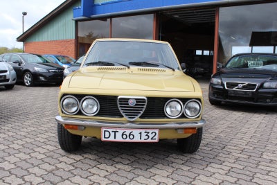 Alfa Romeo Alfetta 1,8  d Benzin modelår 1976 km 135000 Gul, Teknik:
1.779 cc. 8V, 2 db. Weber carb.