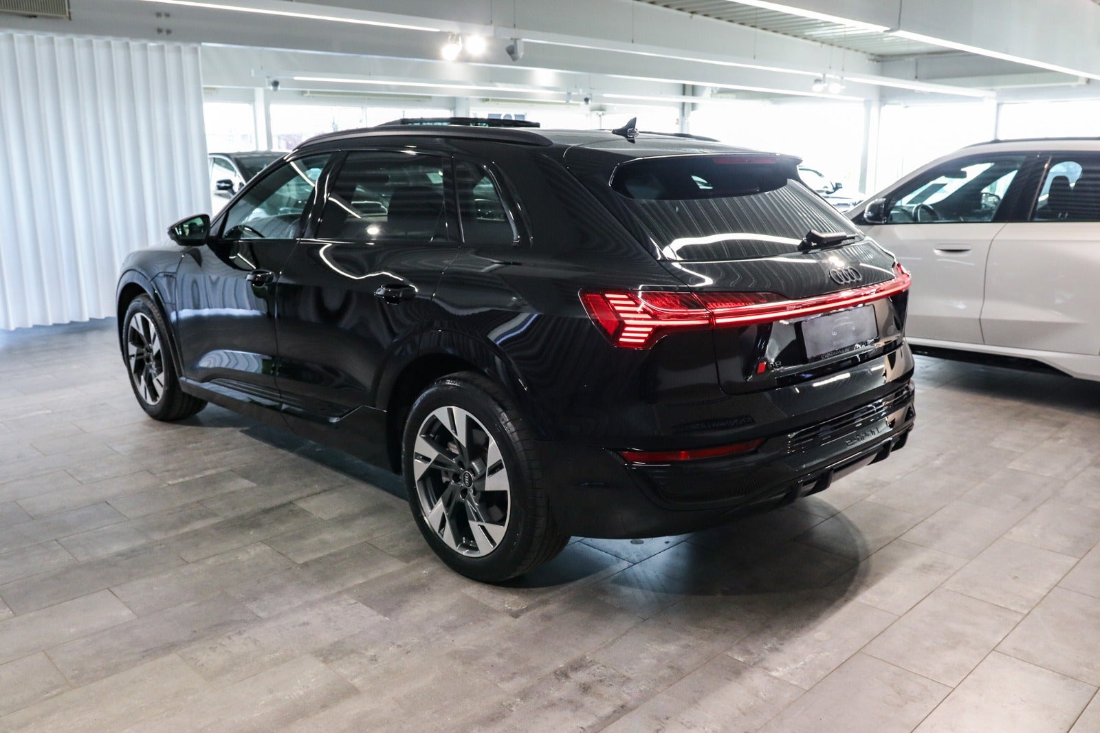 Billede af Audi Q8 e-tron 55 S-line Black Edition quattro