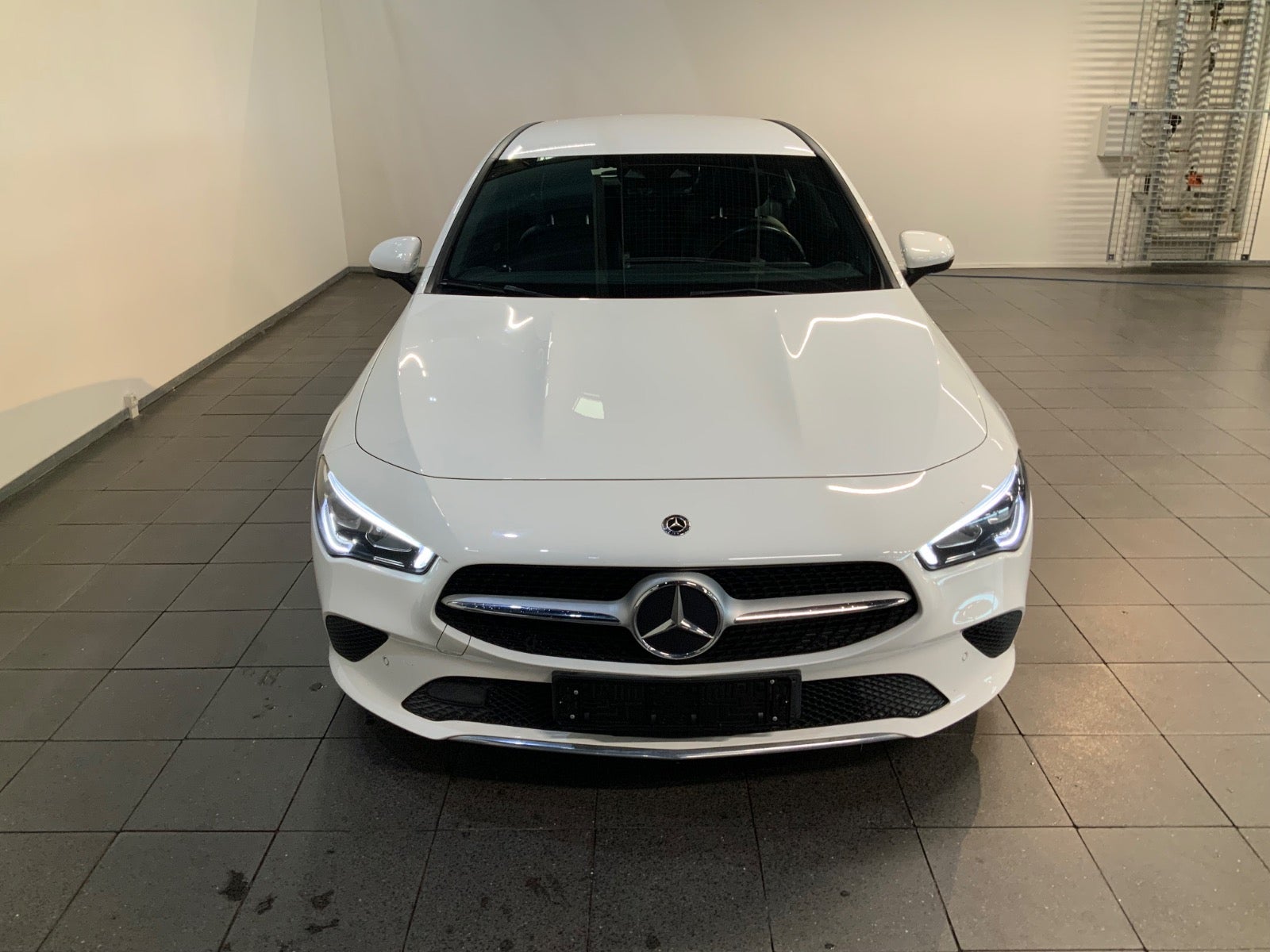 Mercedes-Benz CLA 200 (2/8)