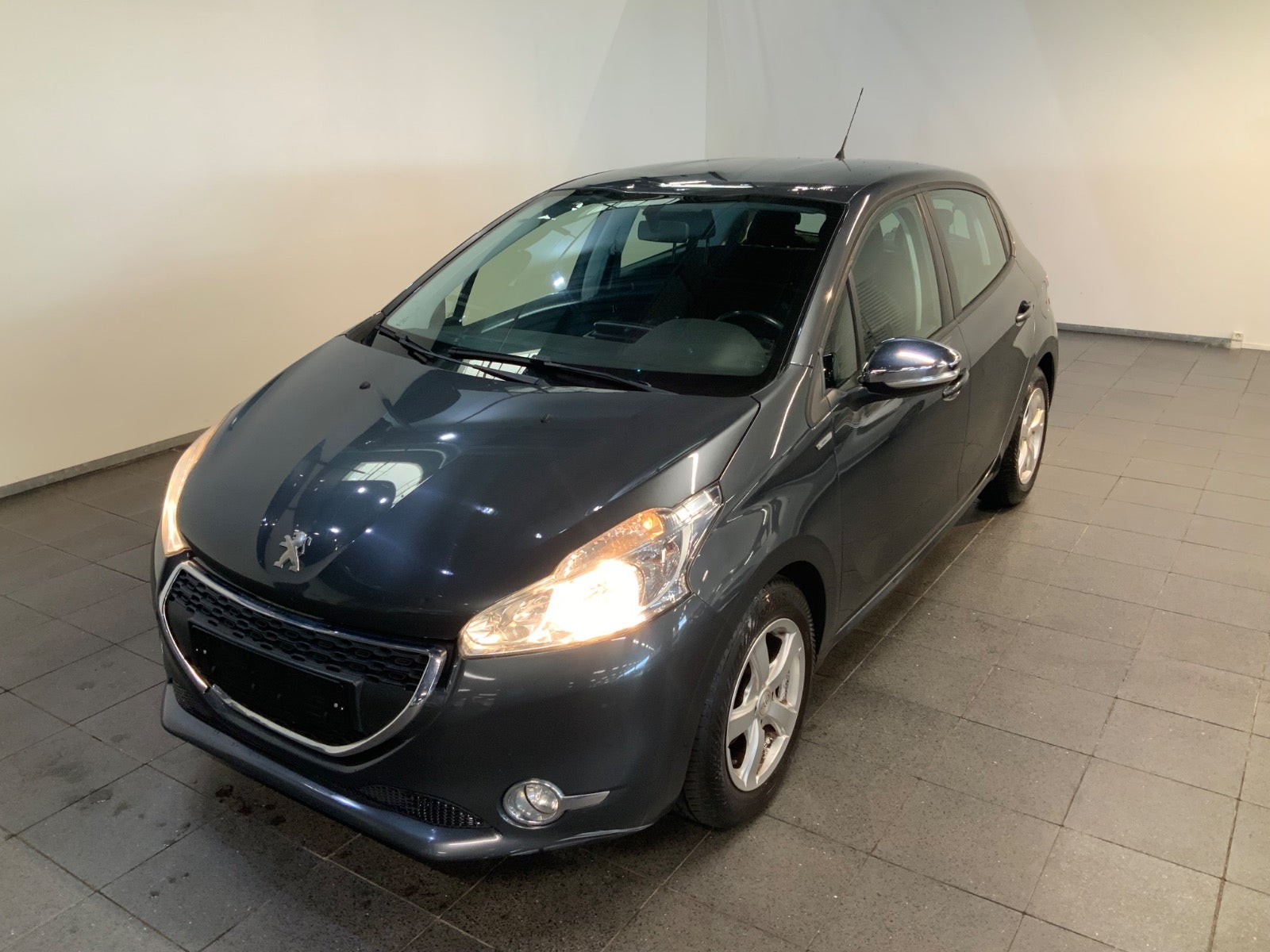 Peugeot 208 (1/8)