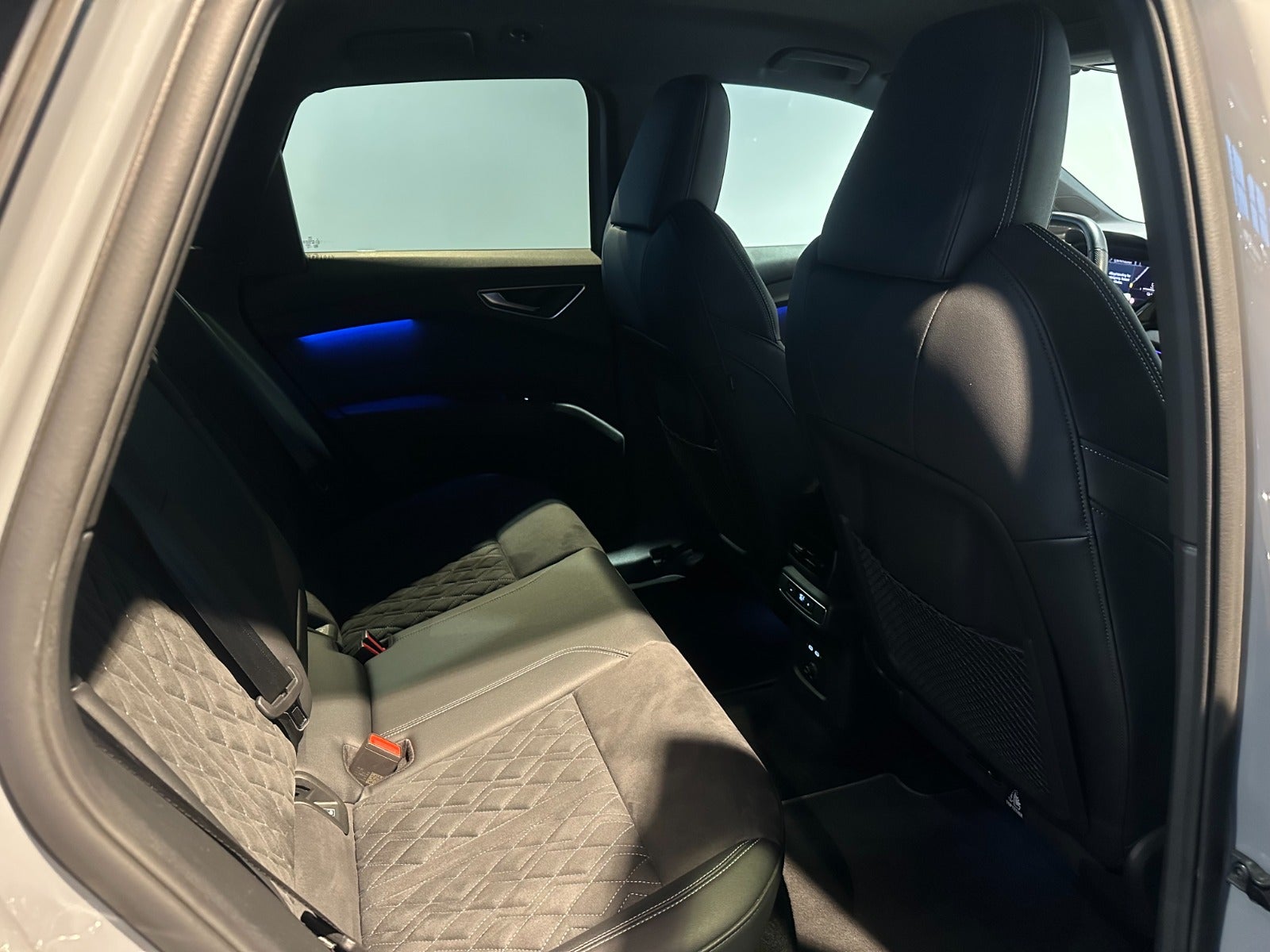 Audi Q4 e-tron 50 S-line quattro 5d - 8