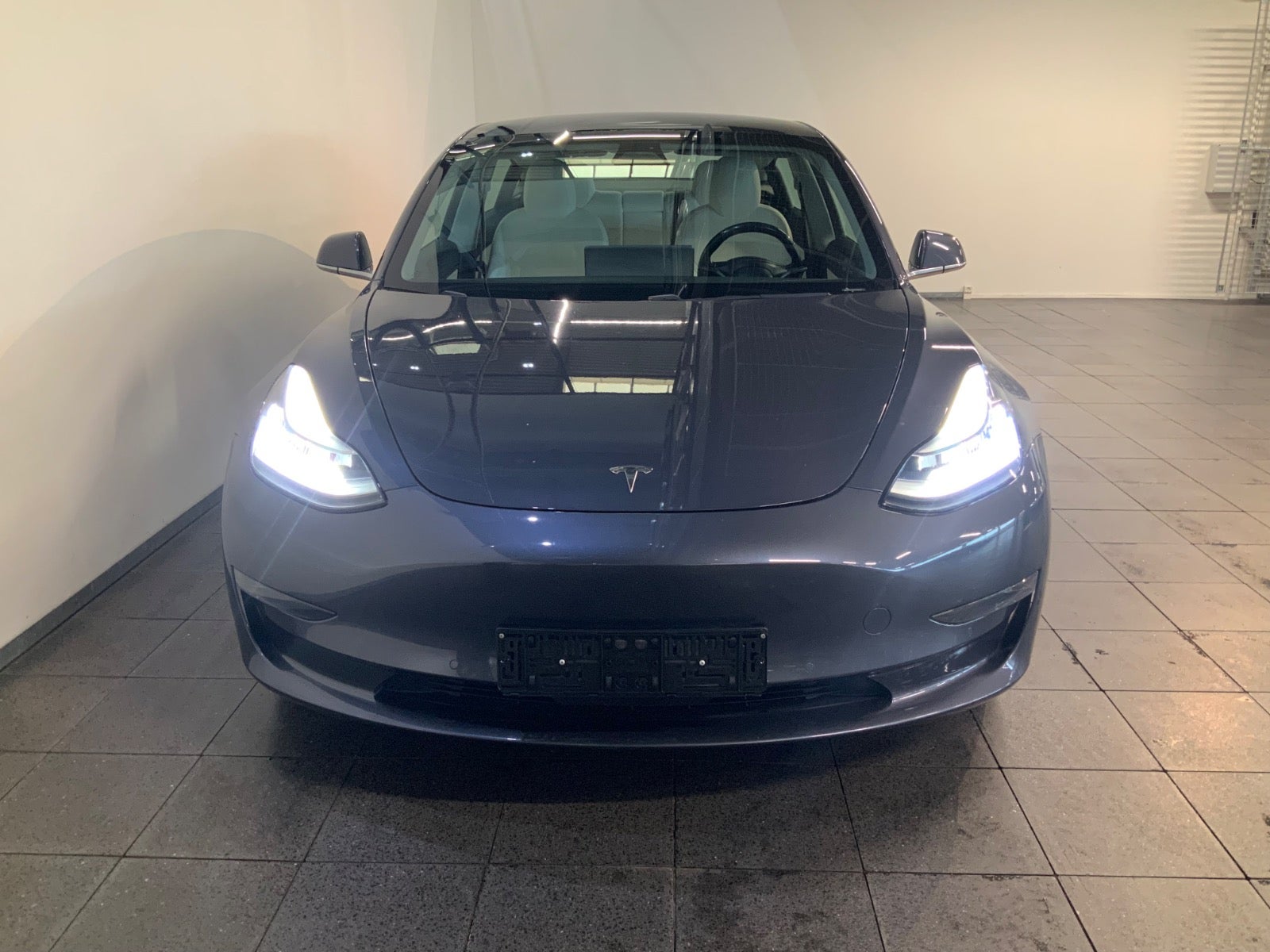 Tesla Model 3 (2/8)