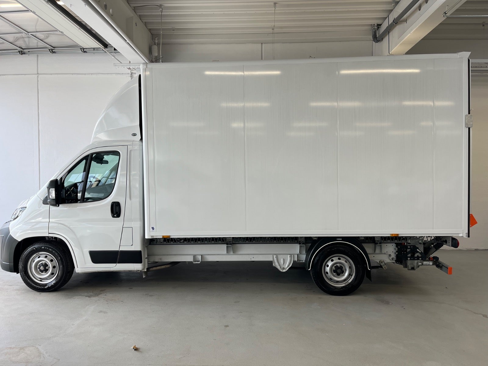 Billede af Peugeot Boxer 335 2,2 BlueHDi 140 L3 Premium EAT8