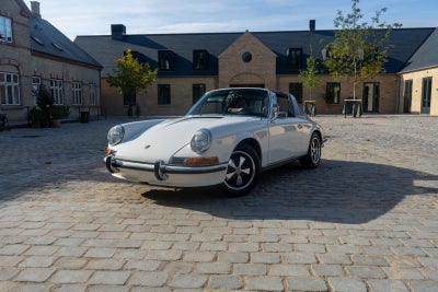 Porsche 911 2,4 Targa Benzin modelår 1972 km 225000 Hvid, English below
Vi tager et spring tilbage t