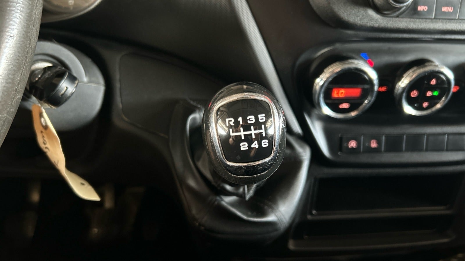Billede af Iveco Daily 2,3 35S14 Mandskabsvogn m/lad