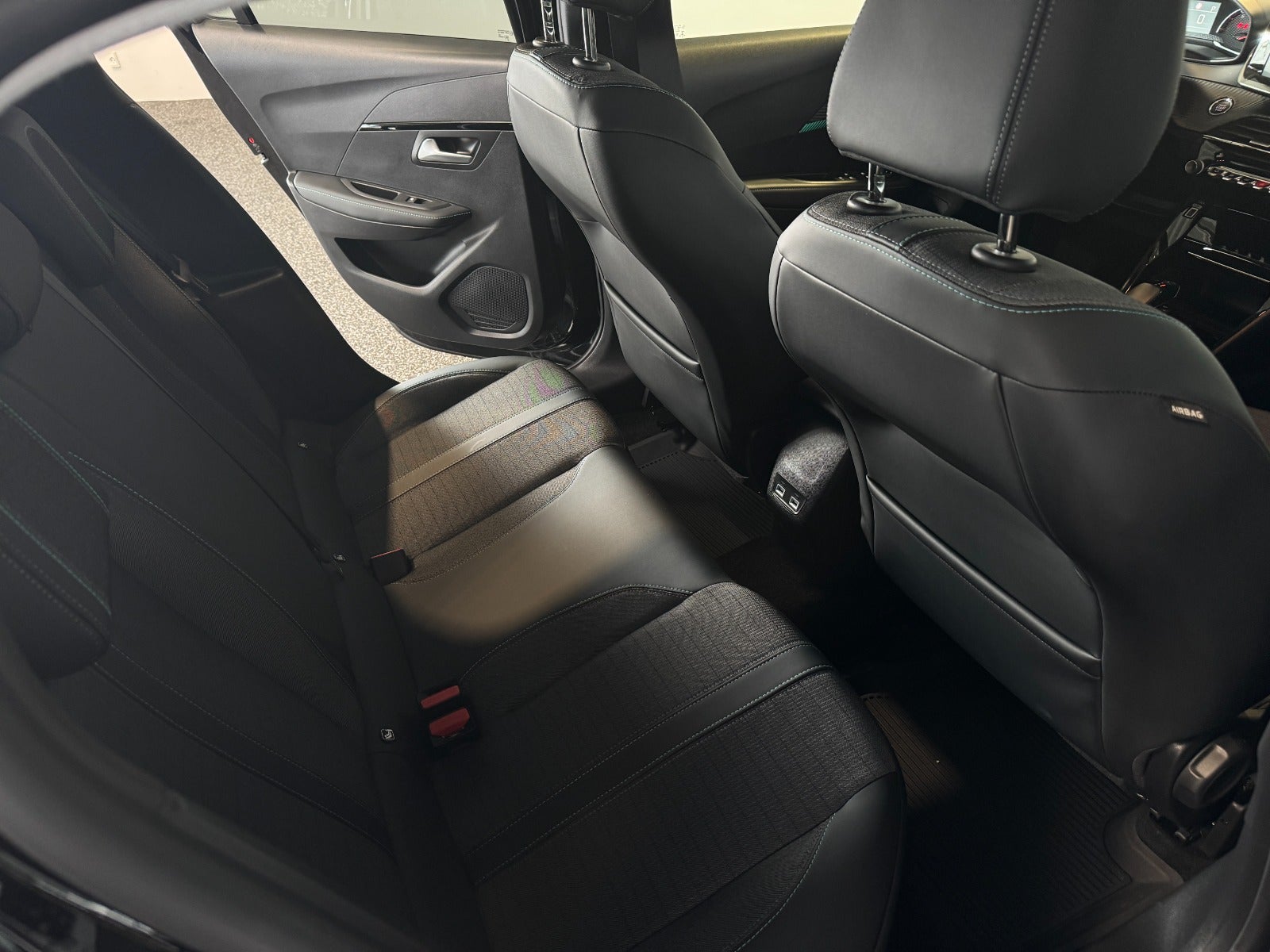 Peugeot 208 1,2 PureTech 100 Allure EAT8 5d - 8