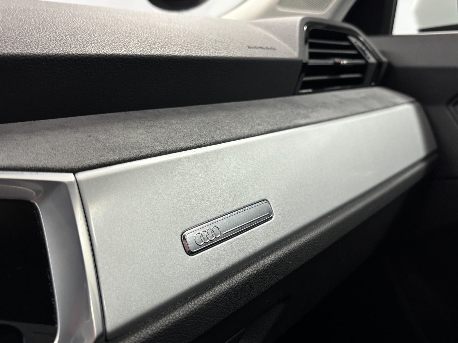 Billede af Audi Q3 45 TFSi e Attitude+ S-tr.
