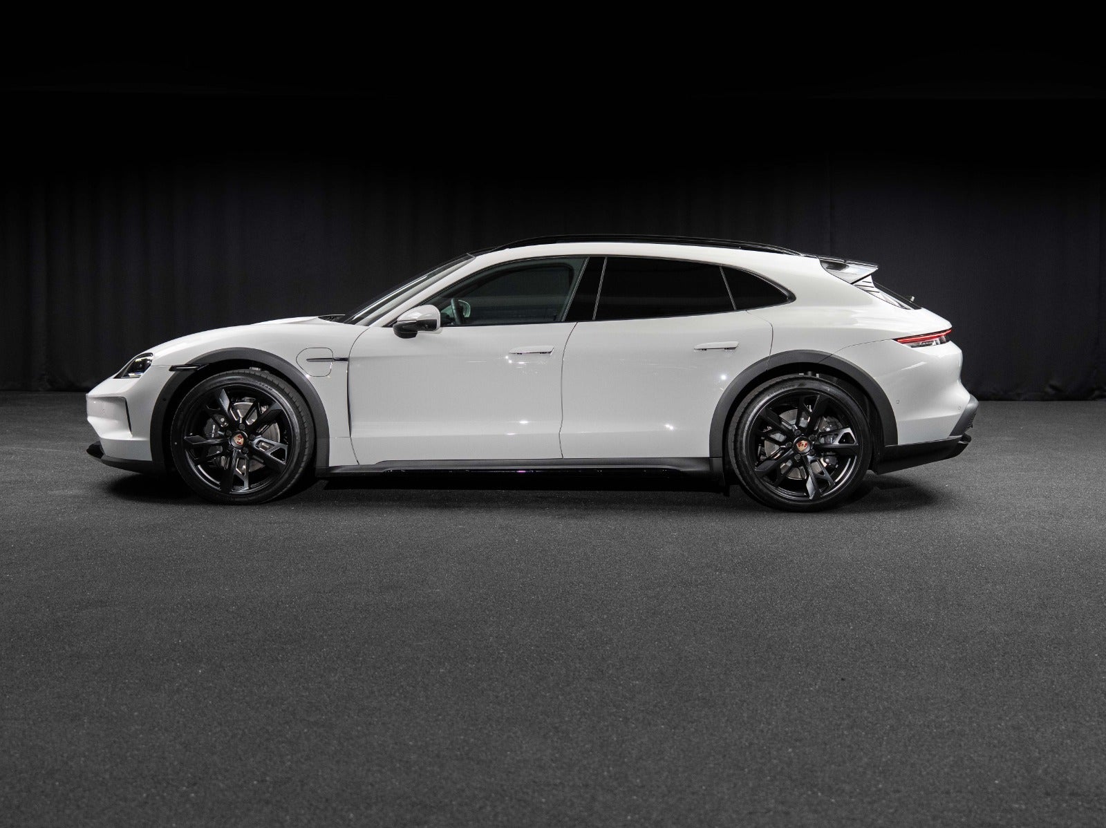 Gallery image 3 of 18