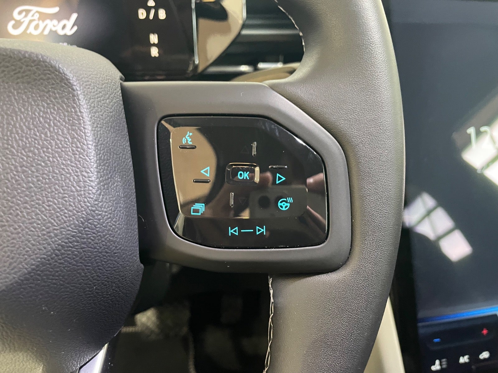 Ford Explorer Select Extended Range AWD