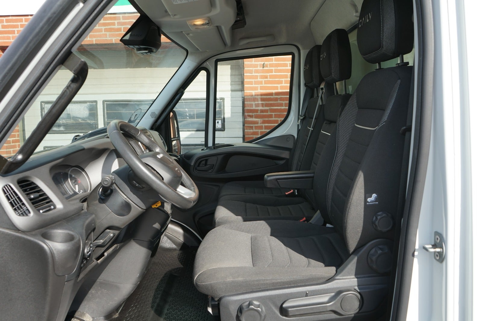 Billede af Iveco Daily 3,0 35S18 4100mm Box m/lift AG8