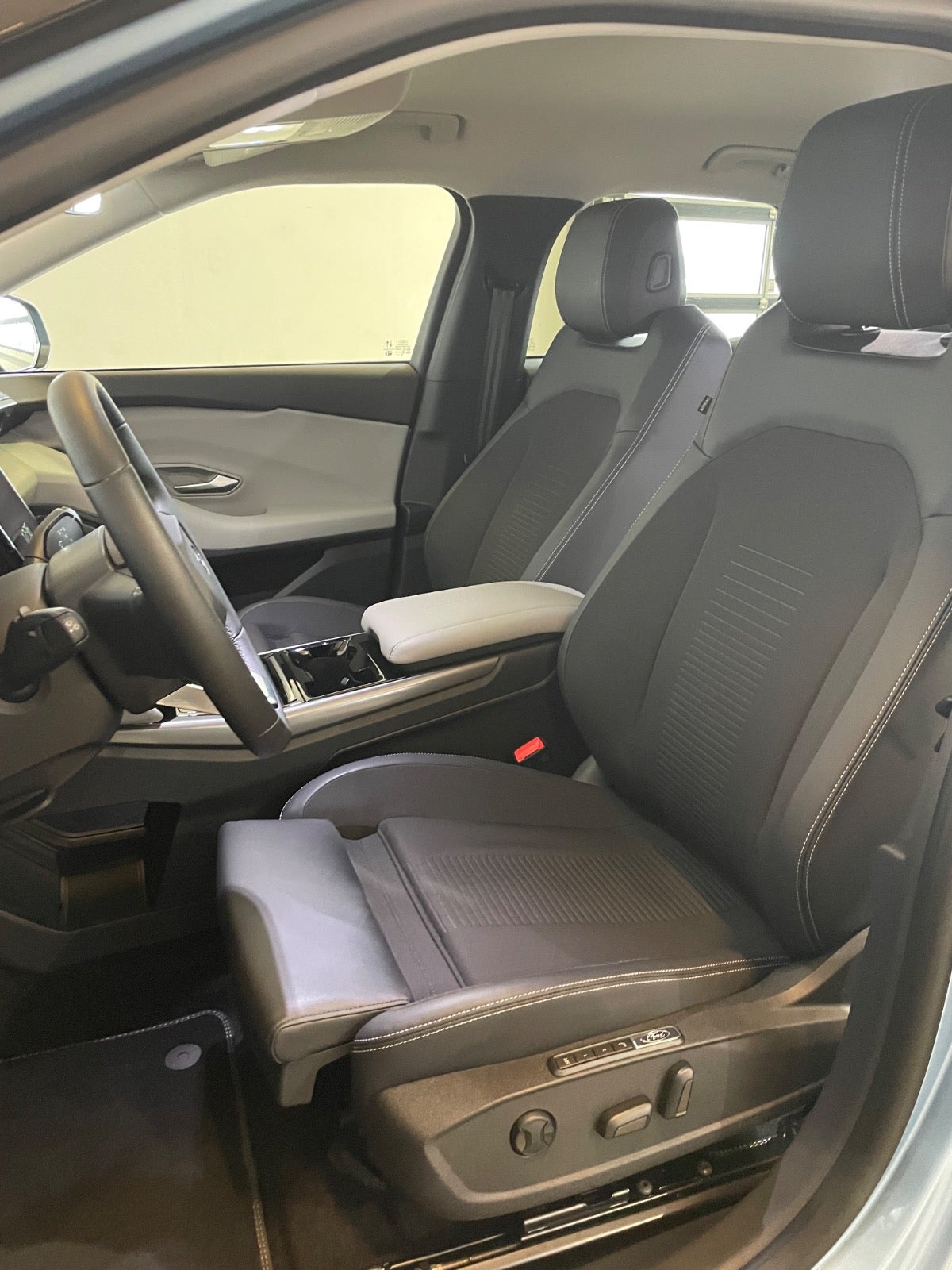 Ford Explorer Select Extended Range AWD