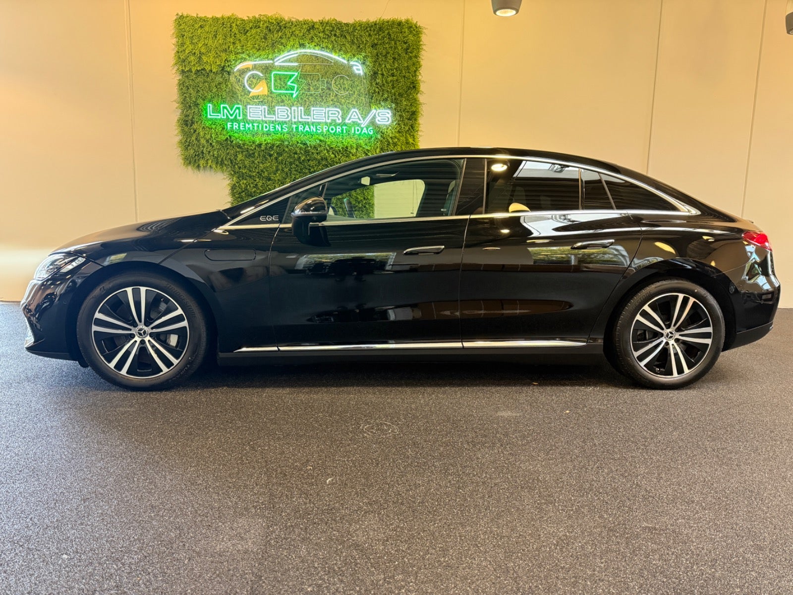 Mercedes EQE350 Electric Art