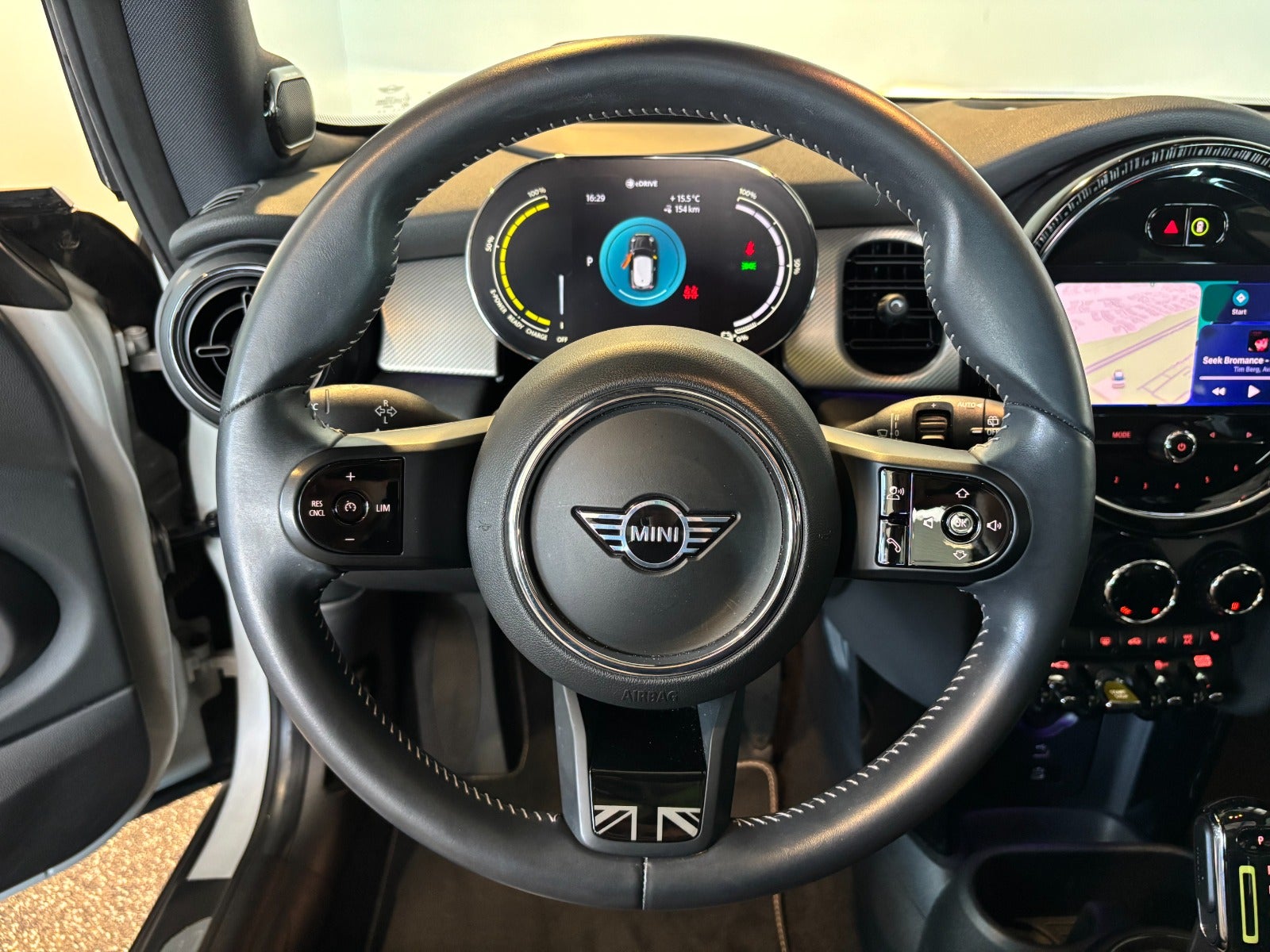 MINI Cooper SE Yours Trim 3d - 12