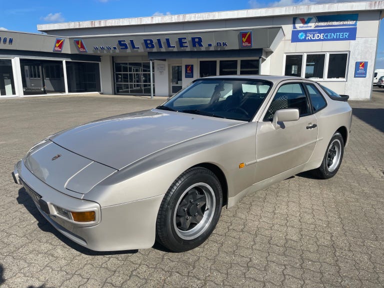 Porsche 944 