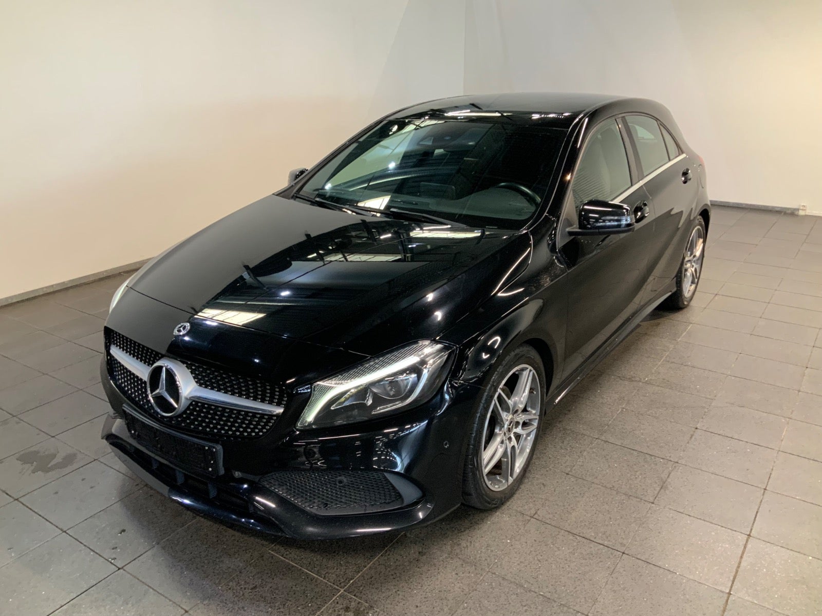 Mercedes-Benz A 200 (1/8)