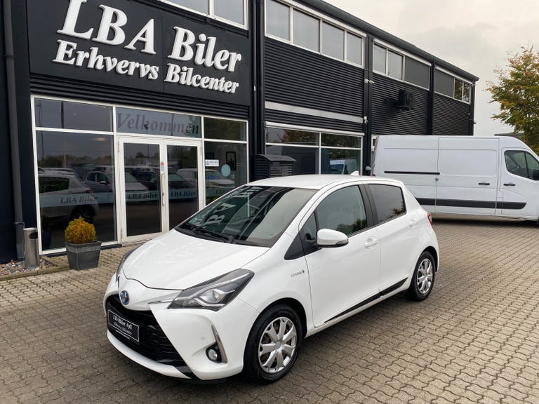 Toyota Yaris Hybrid H1 e-CVT Van