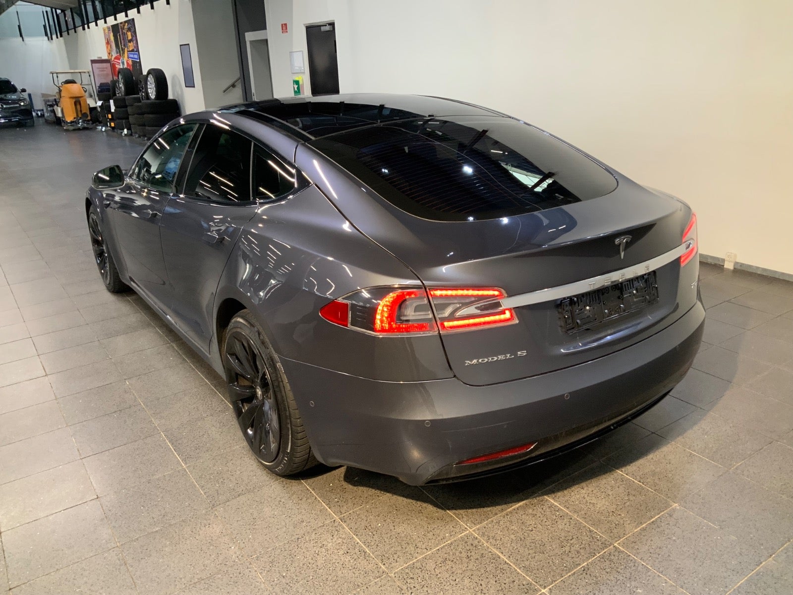 Tesla Model S (4/8)