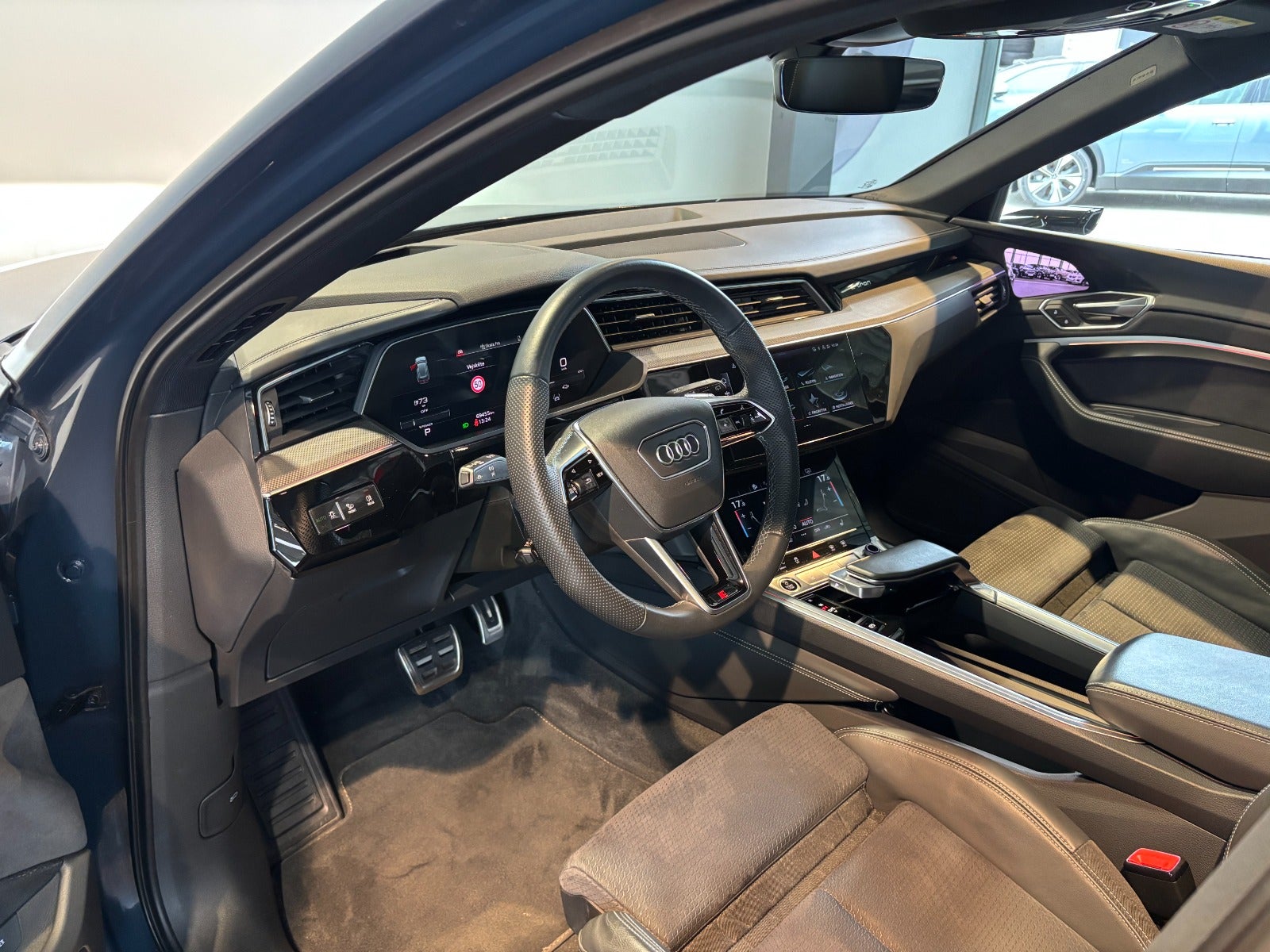 Audi Q8 e-tron 55 S-line quattro 5d - 7