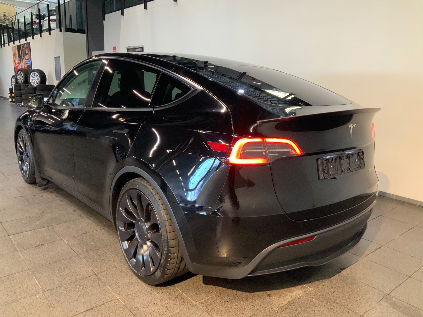 Tesla Model Y (4/8)