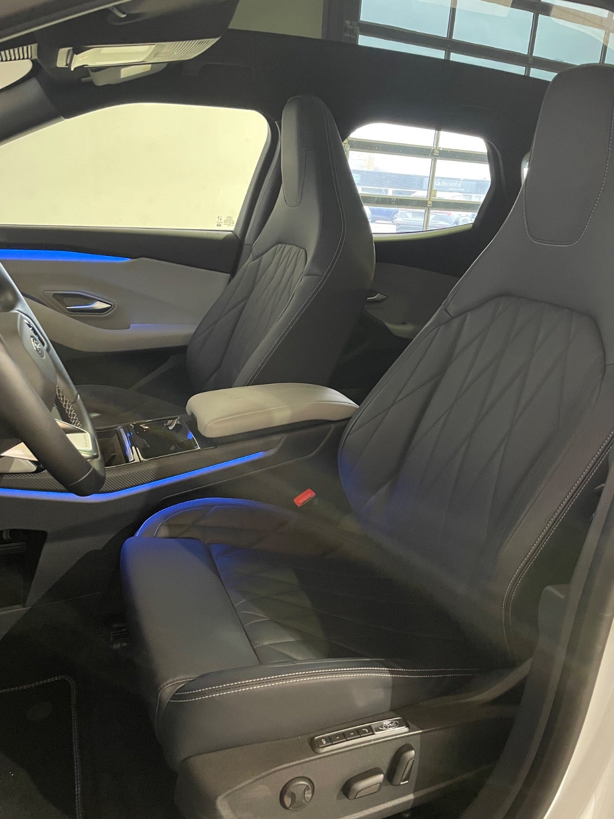 Ford Explorer Premium Extended Range