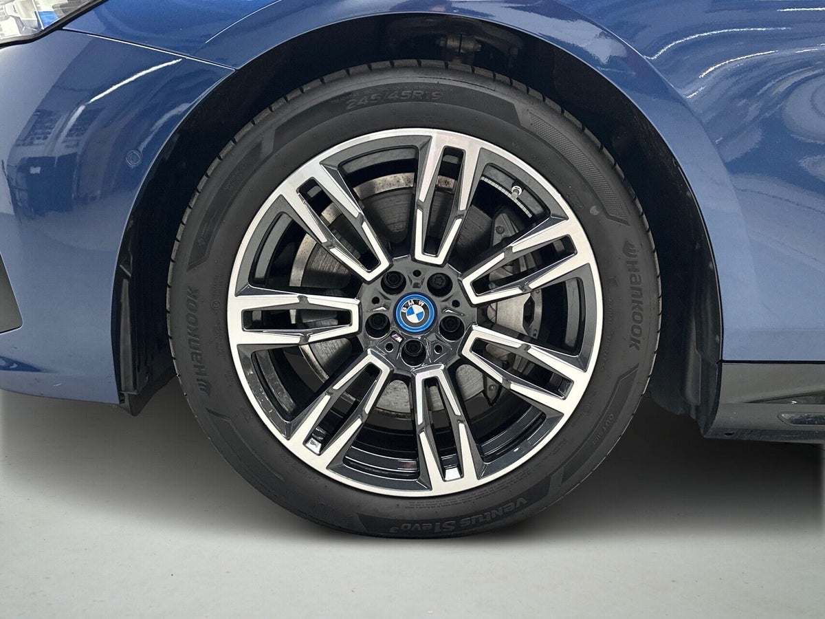 BMW i5 eDrive40 Touring Fully Charged M-Sport billede 8