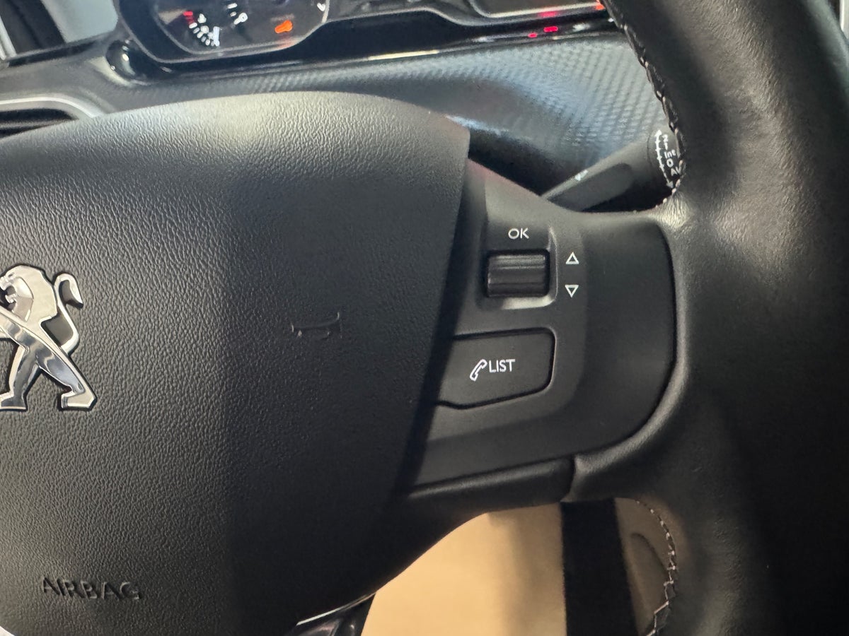 Peugeot 208 PureTech 82 Allure Sky