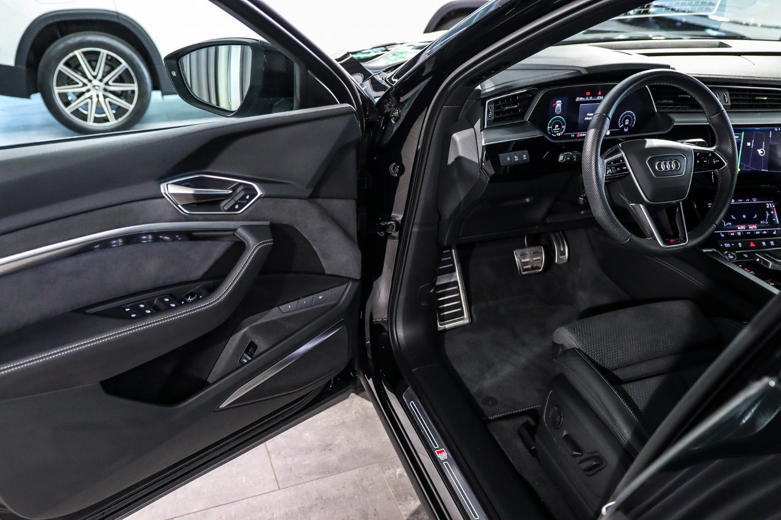 Billede af Audi Q8 e-tron 55 S-line Sportback quattro