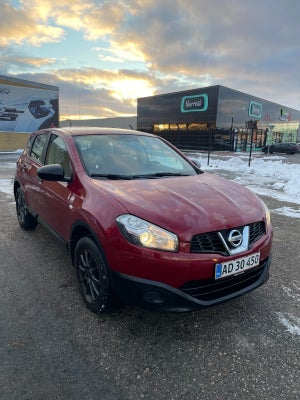 Nissan Qashqai 1,6 Visia Benzin modelår 2012 km 140000 Mørkrødmetal træk ABS airbag startspærre serv