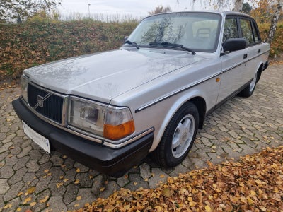 Volvo 240 2,3 SE Benzin modelår 1992 km 255000 Sølvmetal nysynet centrallås servostyring, 15" alufæl