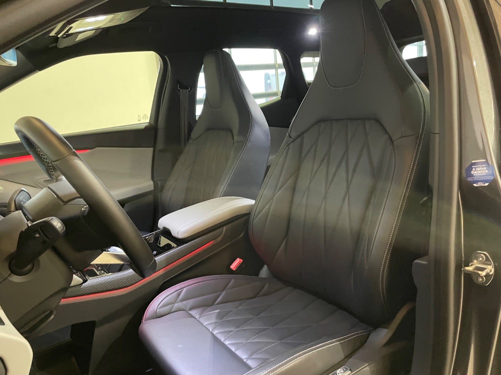 Ford Explorer Premium Extended Range