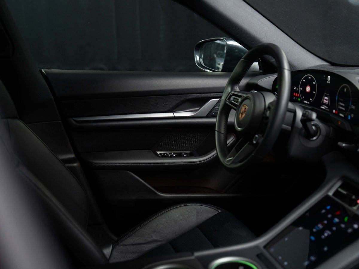 Gallery image 16 of 18