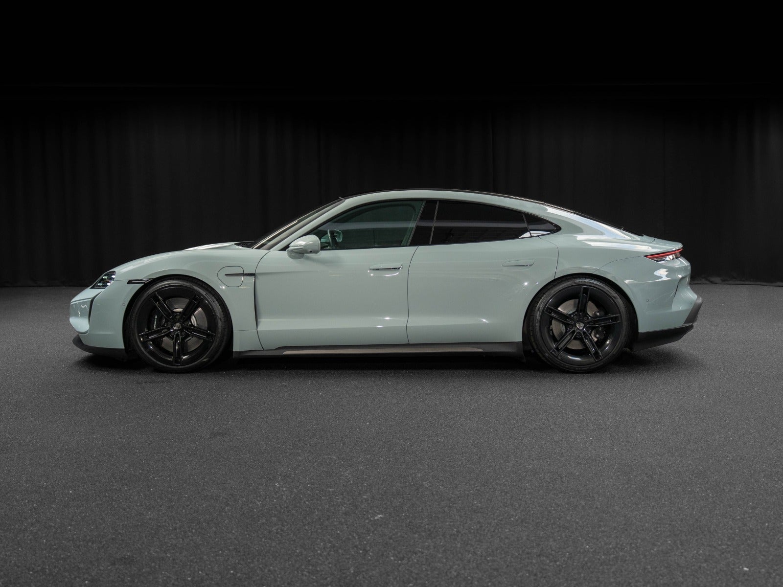 Gallery image 3 of 18