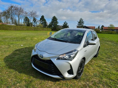 Toyota Yaris 1,5 Hybrid H2 e-CVT Benzin aut. Automatgear modelår 2018 km 137000 Sølvmetal klimaanlæg