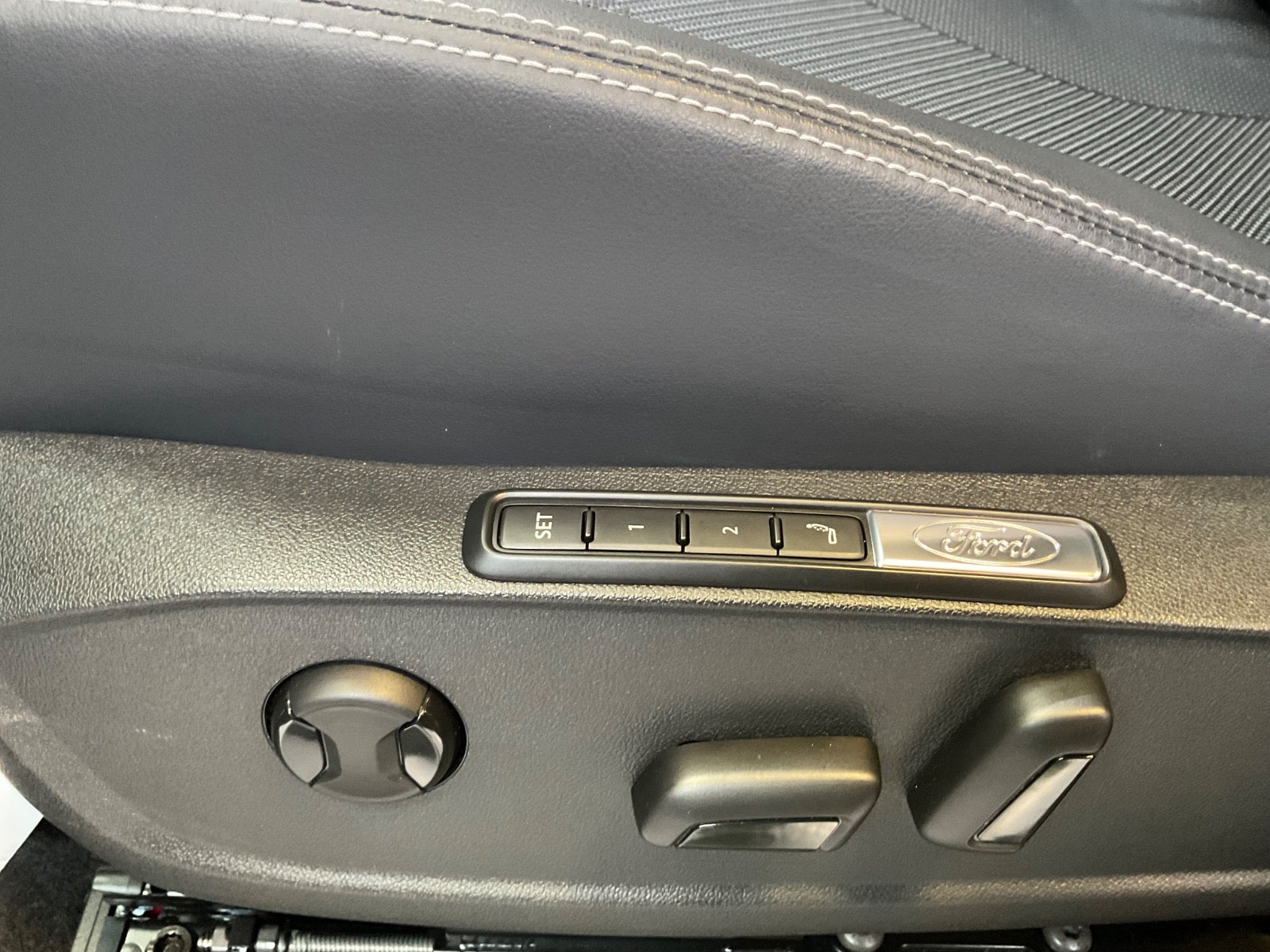 Ford Explorer 82 Select Extended Range 5d - 11