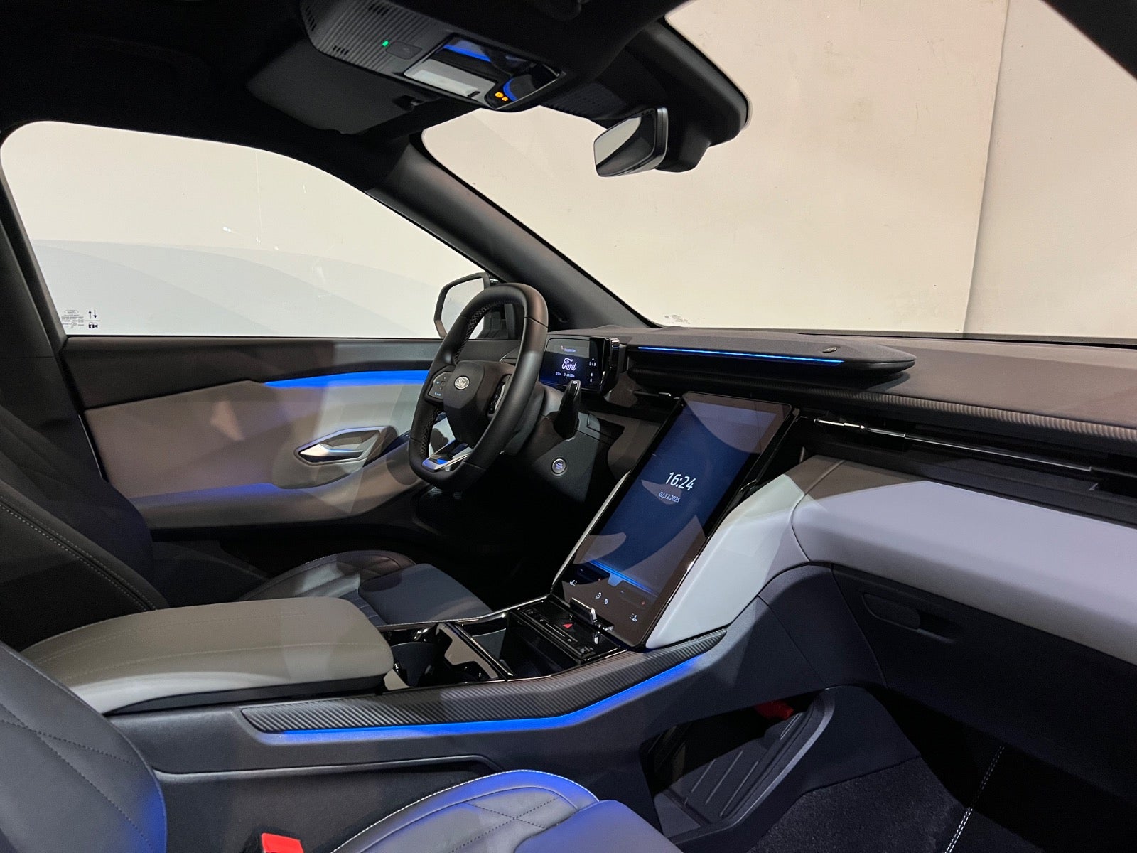 Ford Explorer Premium Extended Range