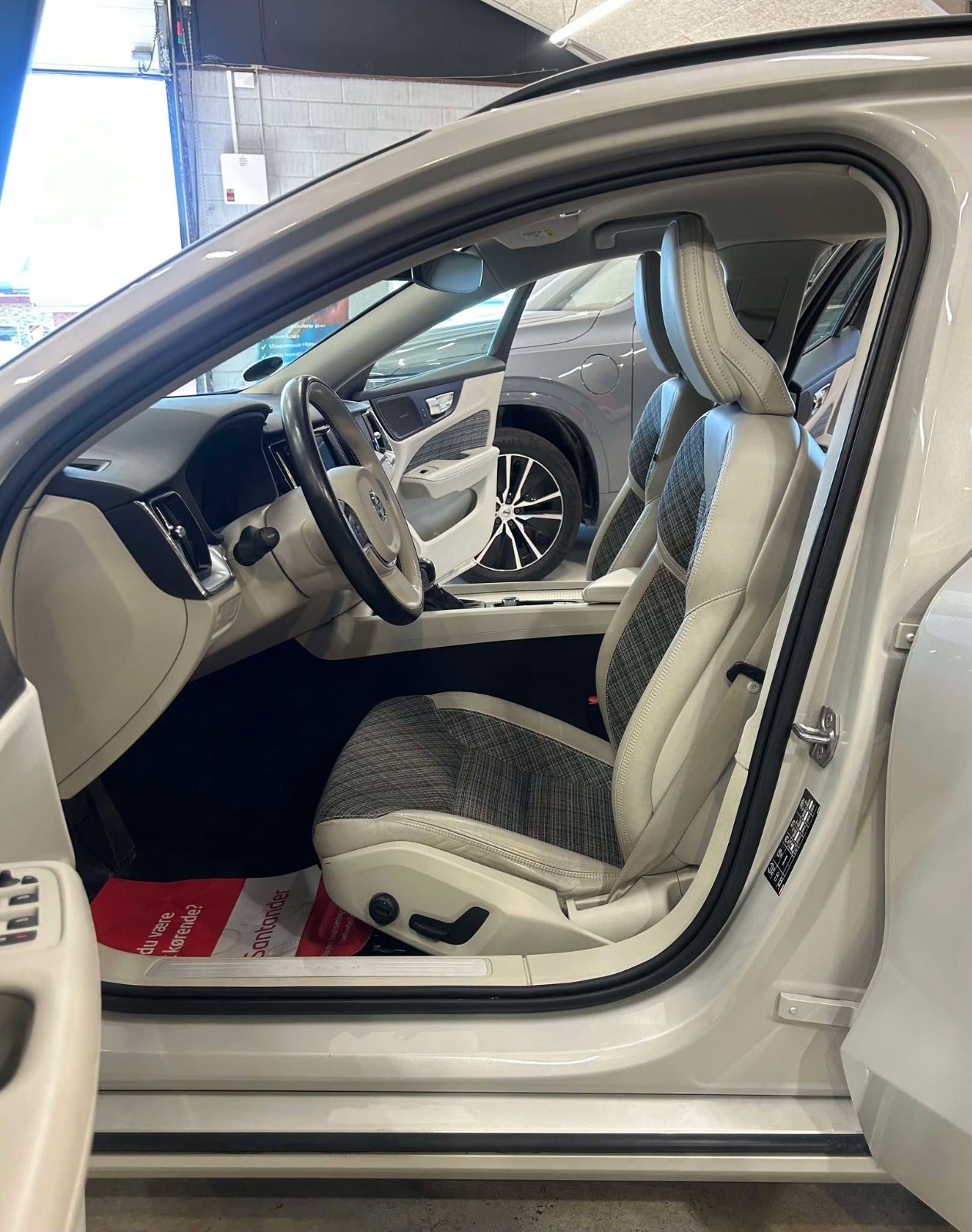 Billede af Volvo V60 2,0 D4 190 R-Design aut.