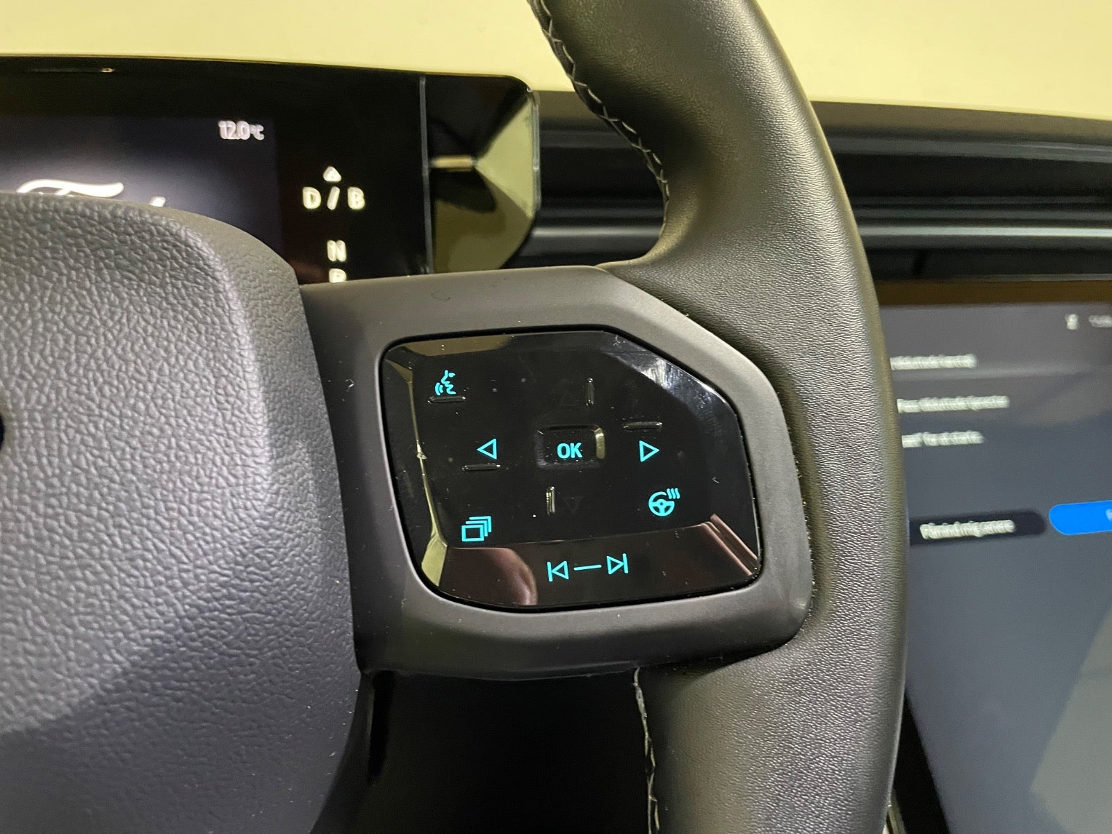 Ford Explorer Select Extended Range