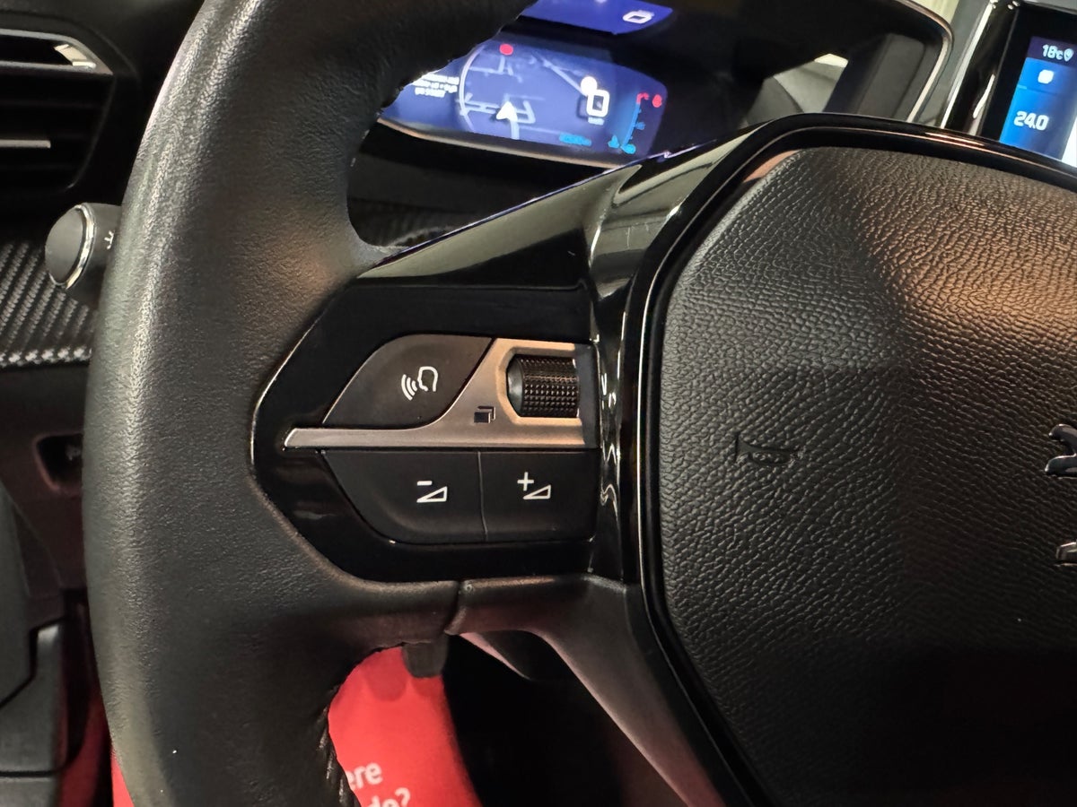 Peugeot 208 PureTech 100 Platin Sport Peugeot 208 PureTech 100 Platin Sport